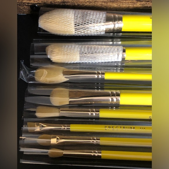 RARE Spectrum x Winnie The Pooh Makeup Bag, Brush Set, Brush & Blending Sponges - Picture 9 of 16